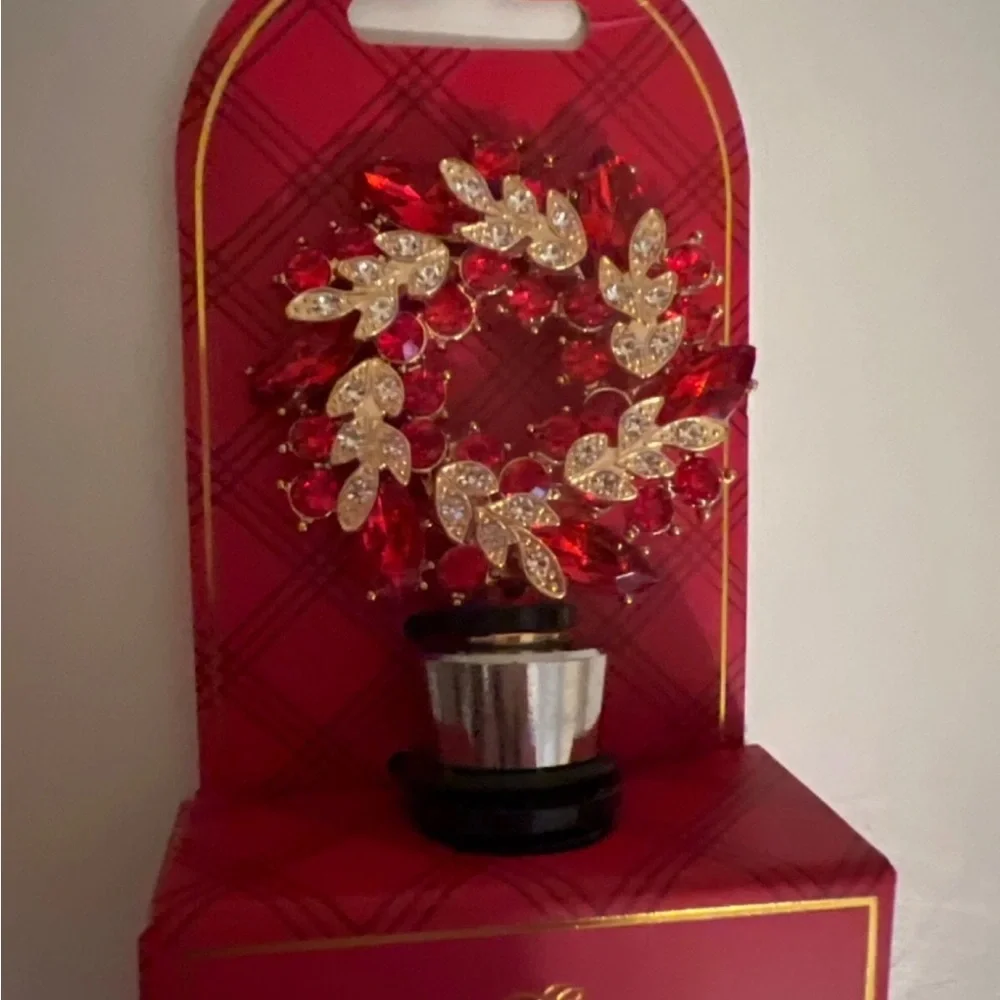 The Bar Shop Ciroa Christmas Wreath Rhinestone Bottle Stopper Clear Gold Red